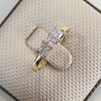 princes csiszolású gyémántokkal díszített arany gyűrű